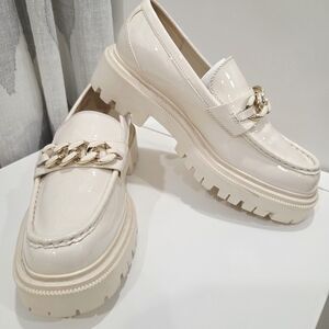 Aldo Brixton Chunky Loafers – Faux Patent Cream – Size 38 – Gold Chain Accent